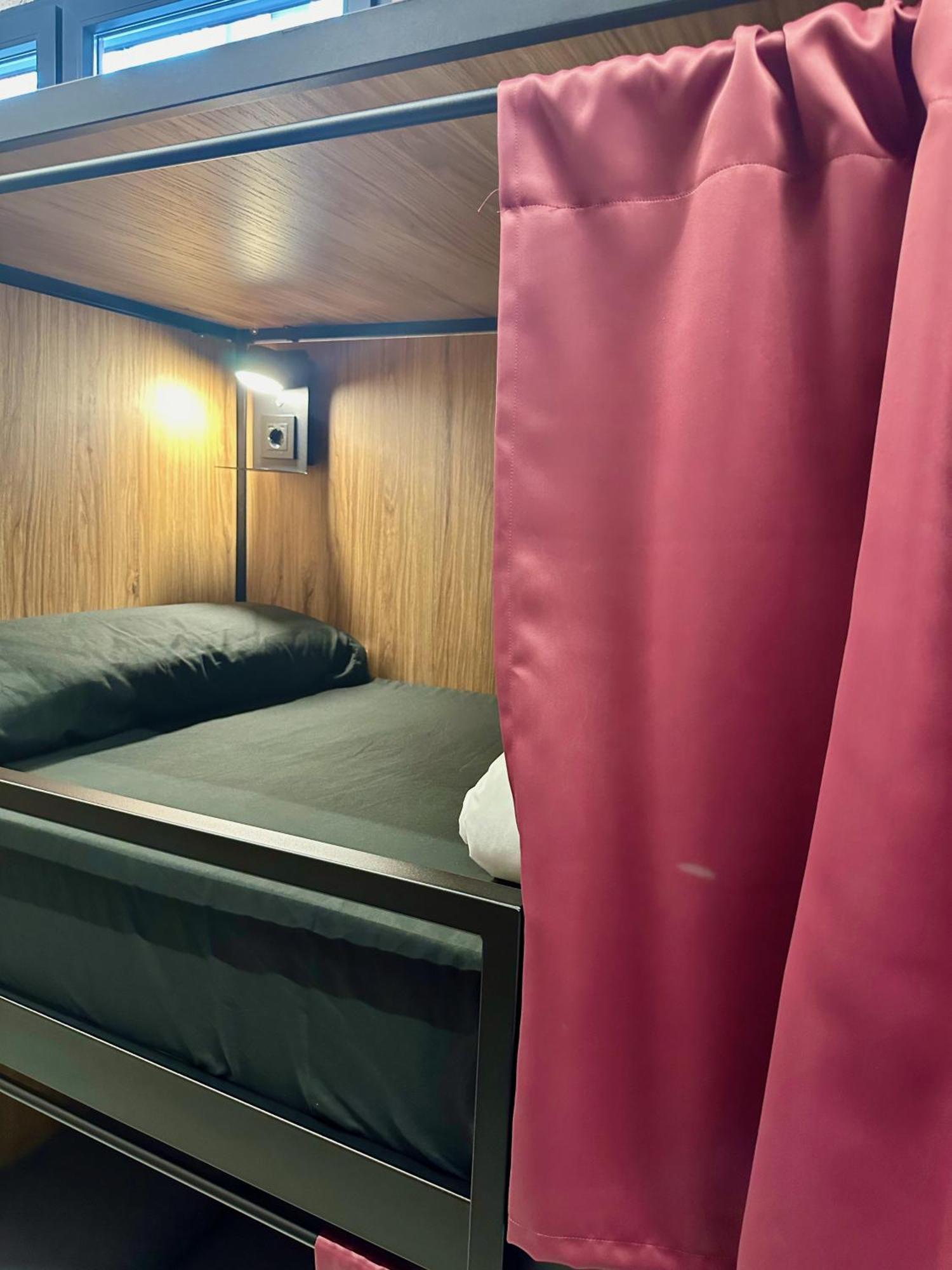 Velvet Hostels Pacifico Madrid Bagian luar foto